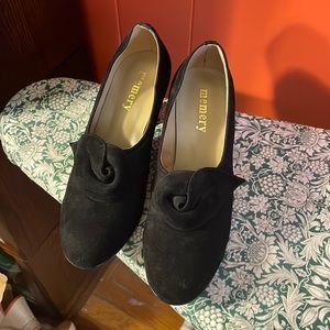 NWOT 40'S VINTAGE STYLE PUMPS IN SUEDE WITH ROSETTE - BLACK - LUISE